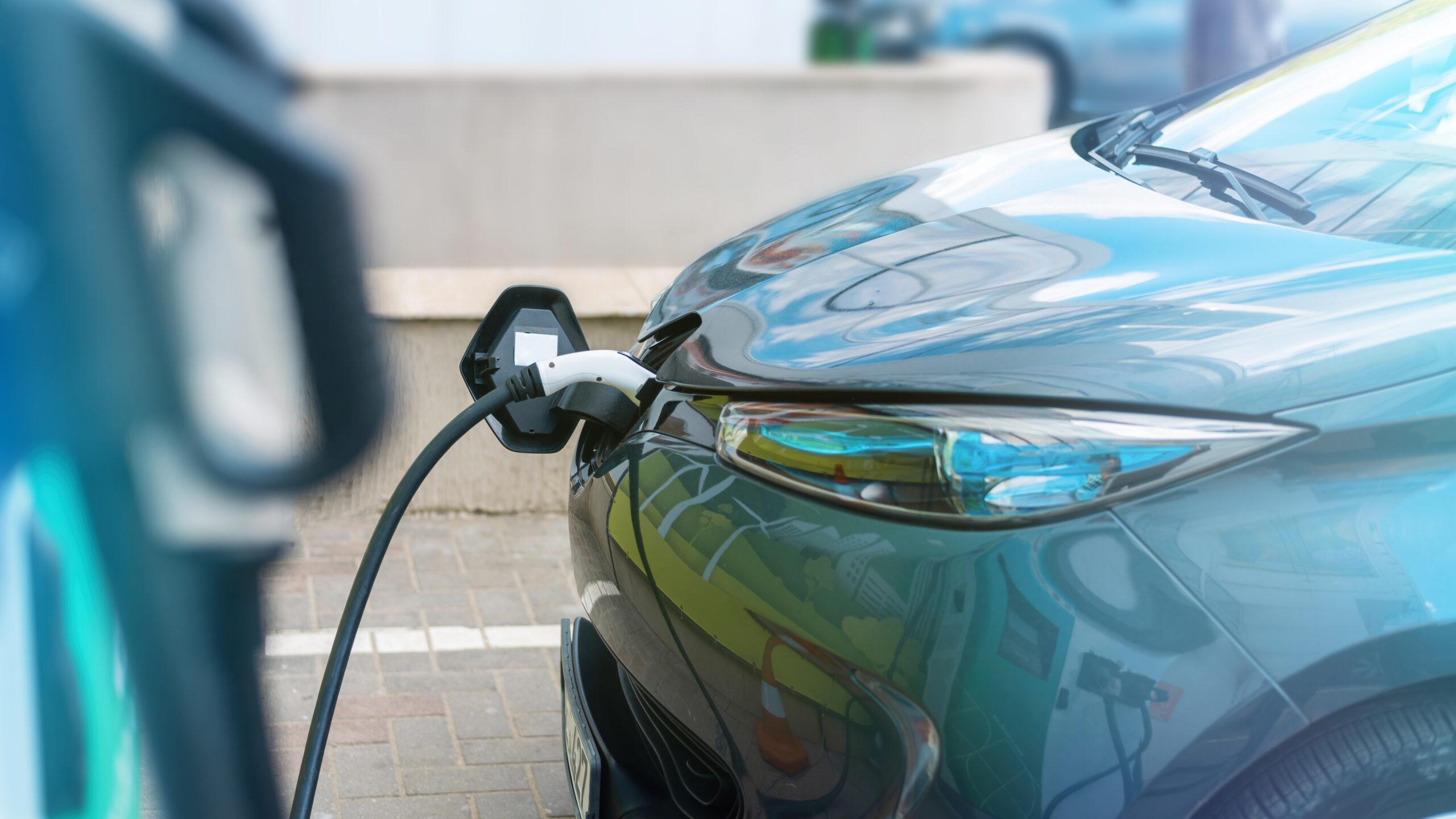 Auto ibride plug-in: colpo di scena. Inquinano fino a 4,6 volte oltre i test. L'analisi sui veicoli immatricolati in Europa