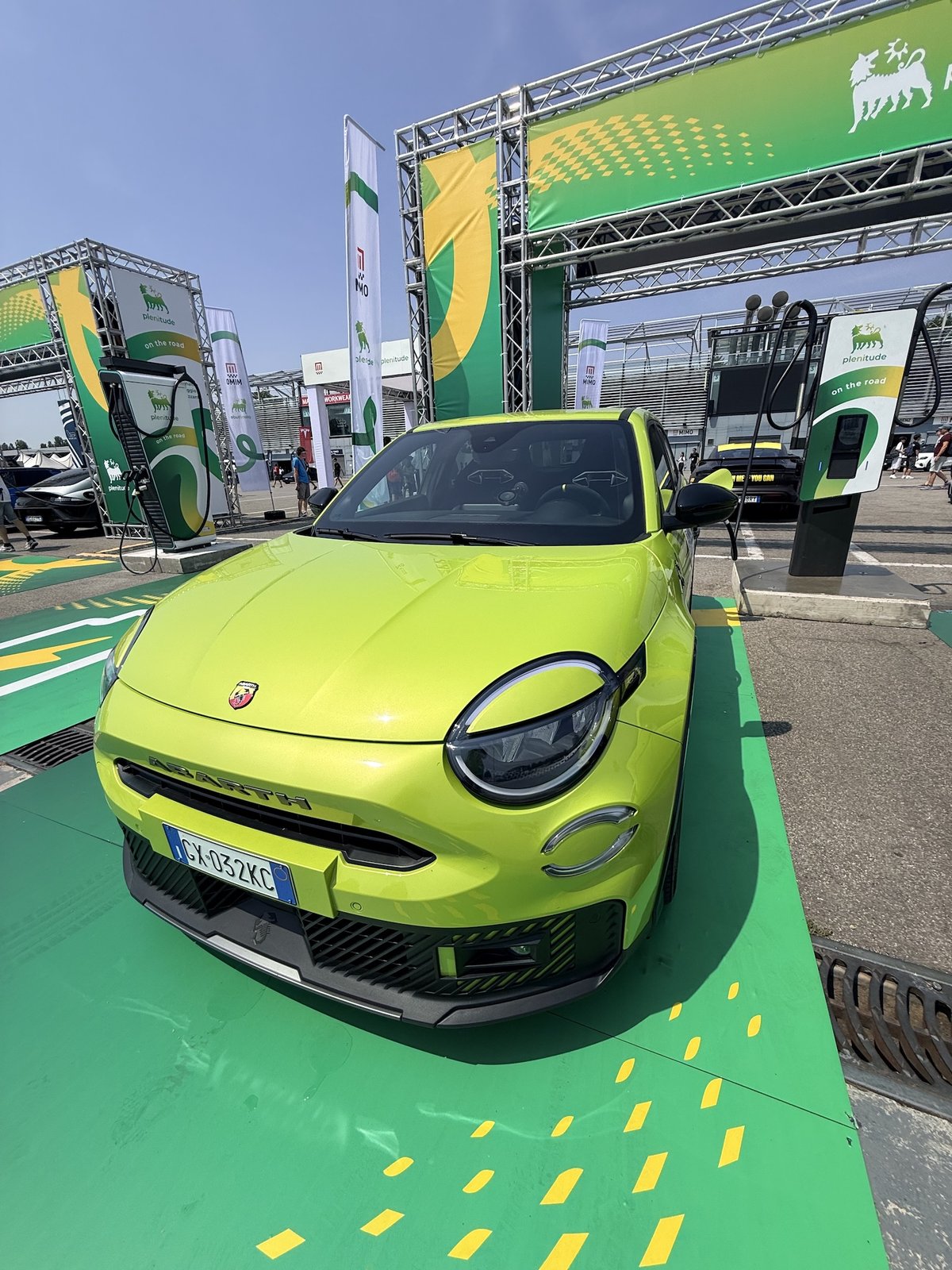 L'Abarth 600e Scorpionissima in ricarica nell'Electric Area by Plenitude a MIMO 2026, Autodromo Nazionale Monza