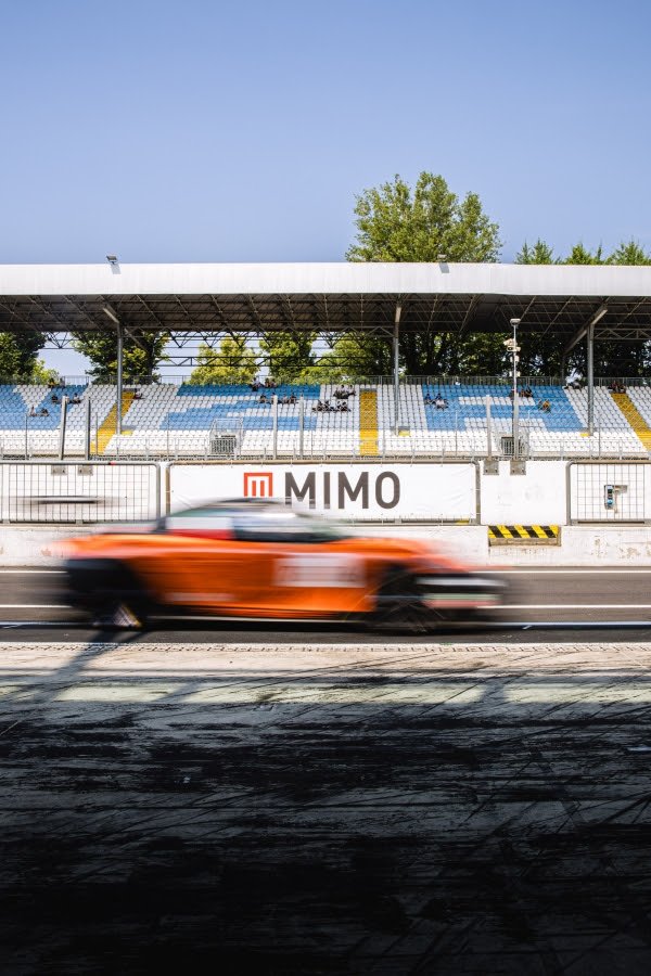 Una vettura in pista davanti alle tribune dell'Autodromo Nazionale Monza durante MIMO 2026