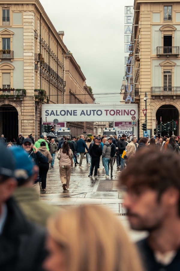 Il pubblico all'ingresso di Salone Auto Torino nel centro della città.