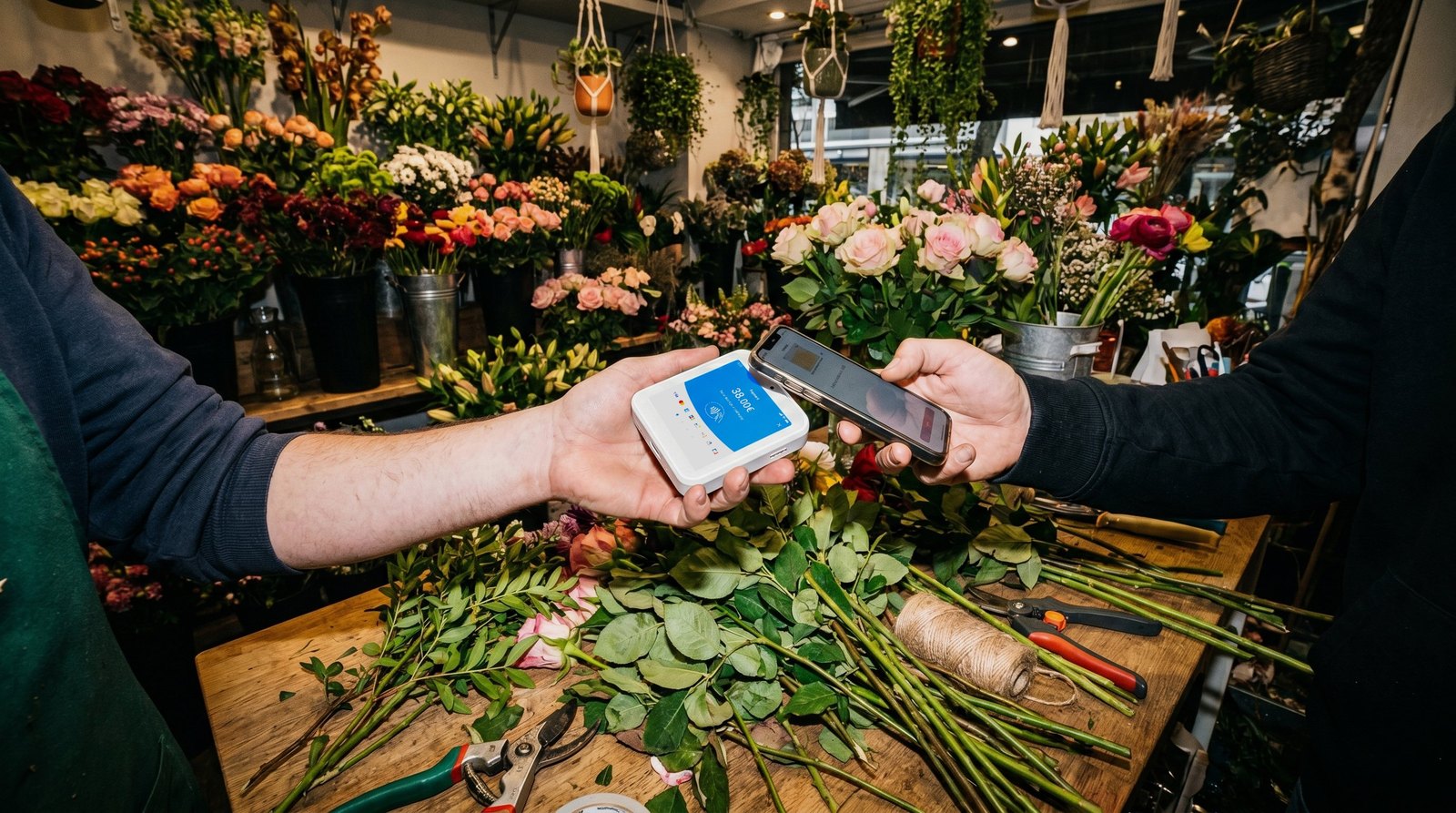 Pagamento contactless con myPOS Flex nel negozio di un fiorista