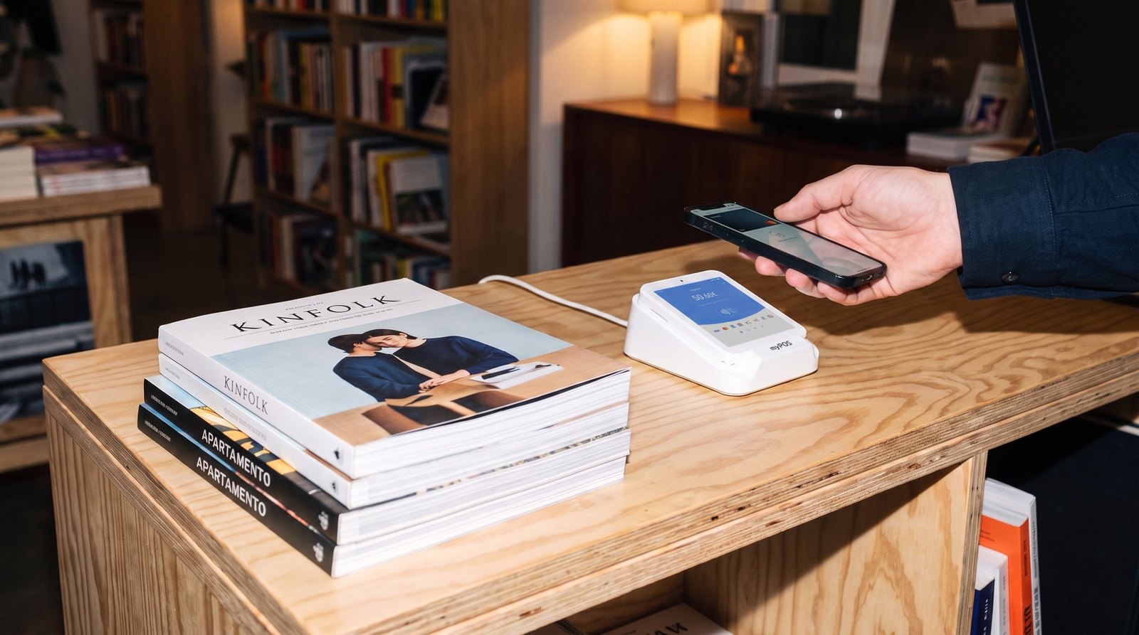 myPOS Flex sul banco di una libreria durante un pagamento