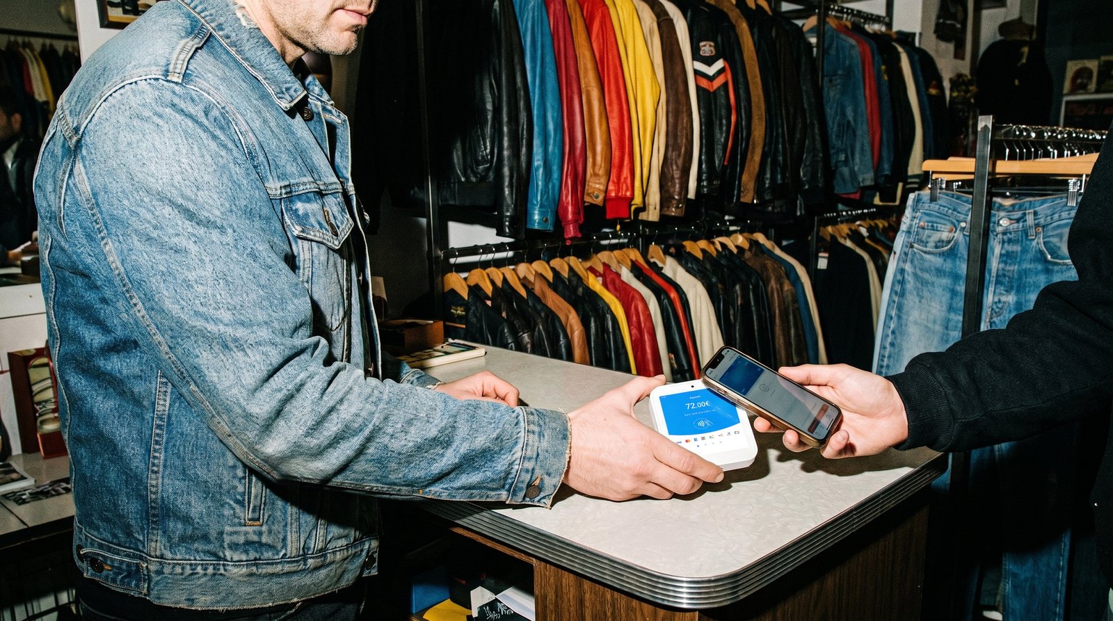 myPOS Flex usato alla cassa di un negozio di abbigliamento