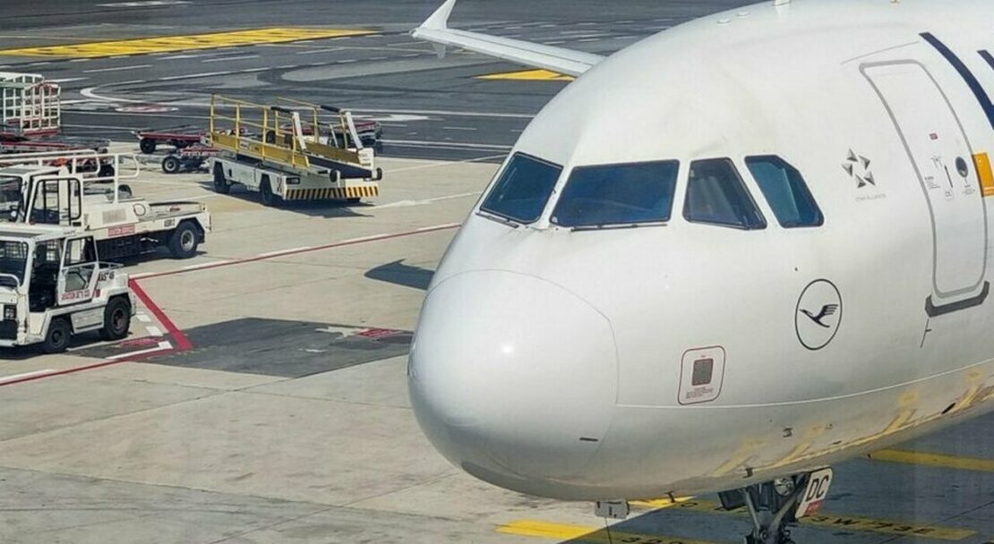 Power bank prende fuoco su un volo Lufthansa: atterraggio d’emergenza a Lione