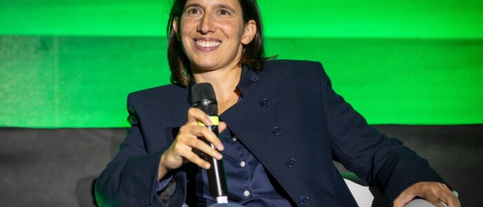 Elly Schlein propone un patto contro le manipolazioni dell’IA