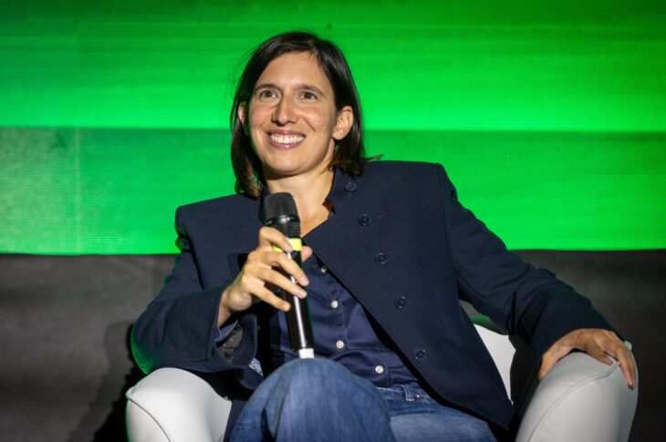 Elly Schlein propone un patto contro le manipolazioni dell’IA