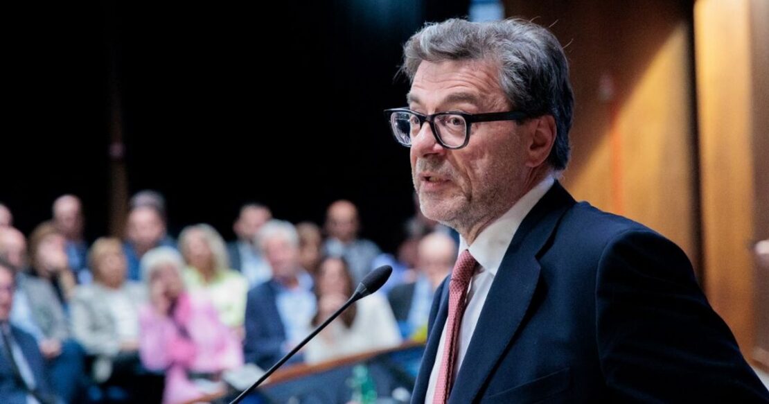 Manovra da 23,5 miliardi, Giorgetti: «La coperta è corta»
