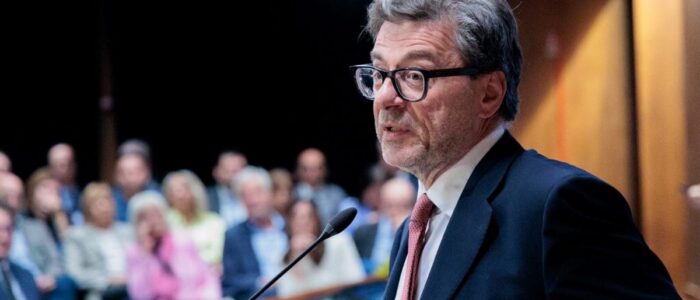 Manovra da 23,5 miliardi, Giorgetti: «La coperta è corta»