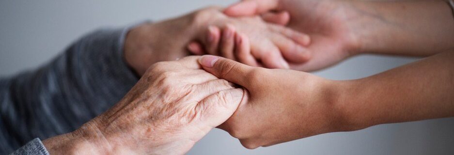 Milano, oltre 362 mila over 65: reti di sostegno contro la solitudine