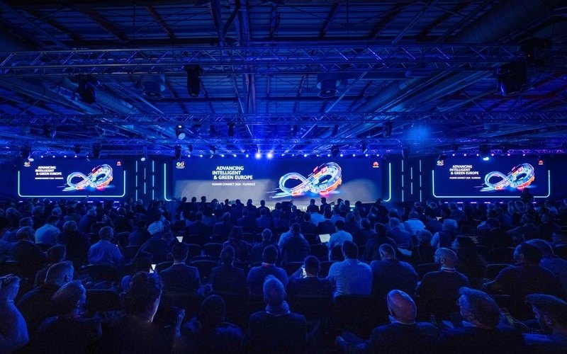 Foto ufficiale Huawei la sala con gli schermi Advancing Intelligent and Green Europe
