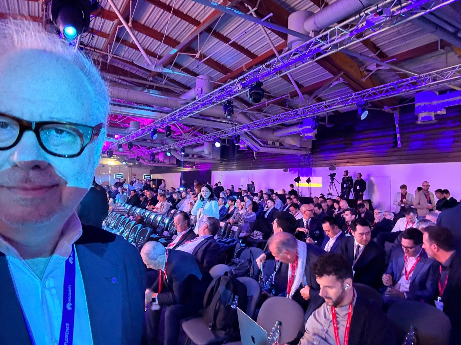 Selfie in sala con il badge Huawei Connect Florence